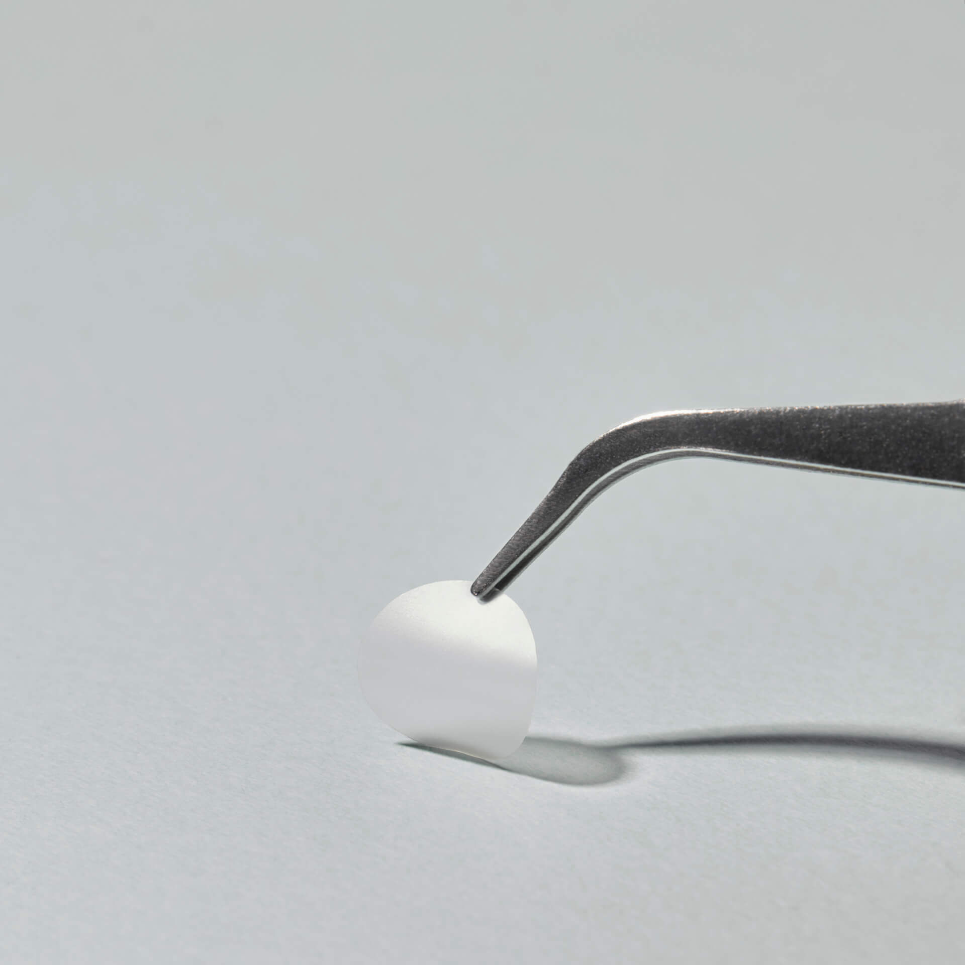 Plaster Cetaphil Pimple Patch trzymany pęsetą.