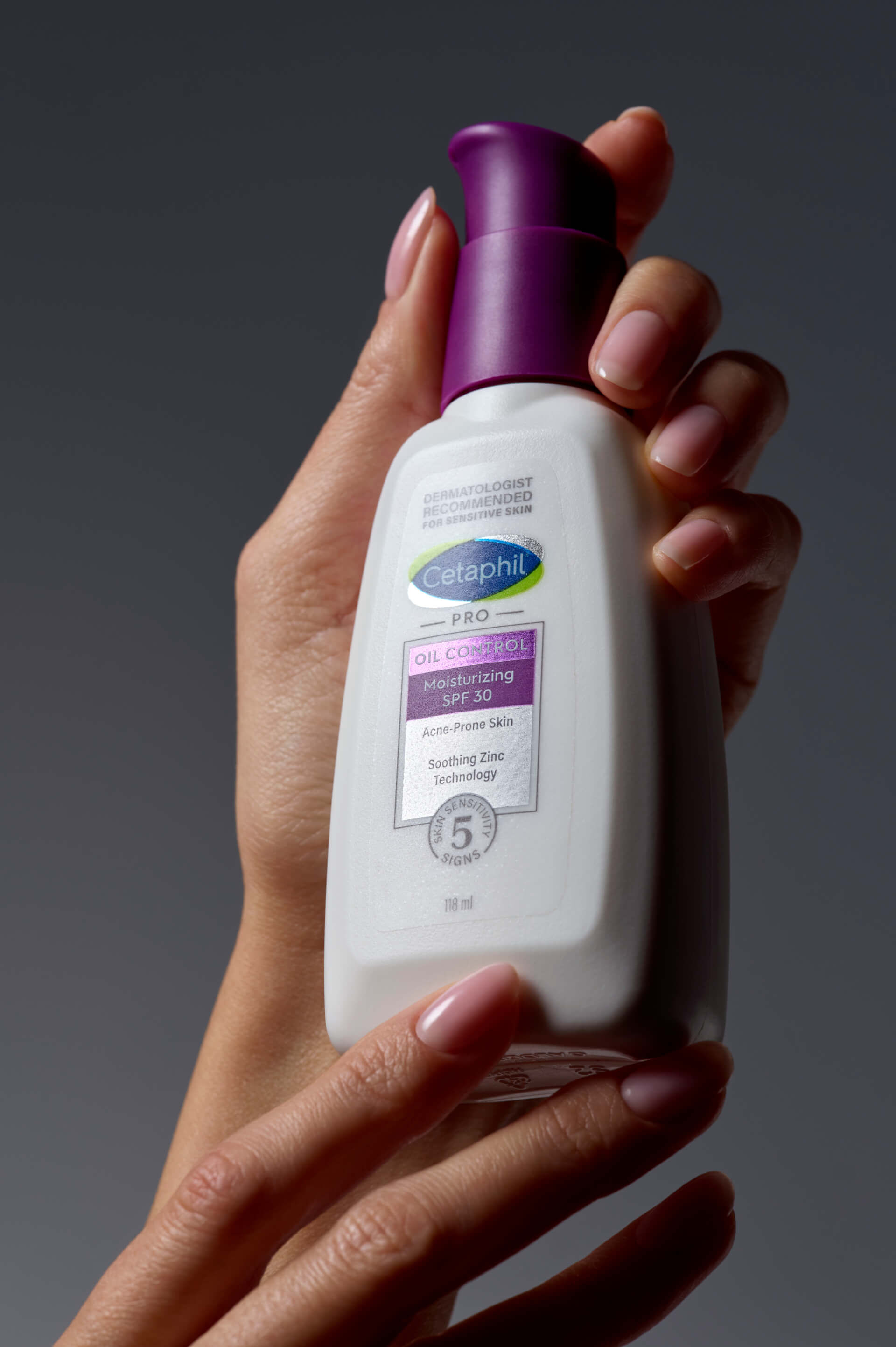 Nawilżający krem SPF30 z serii Cetaphil Oil Control.
