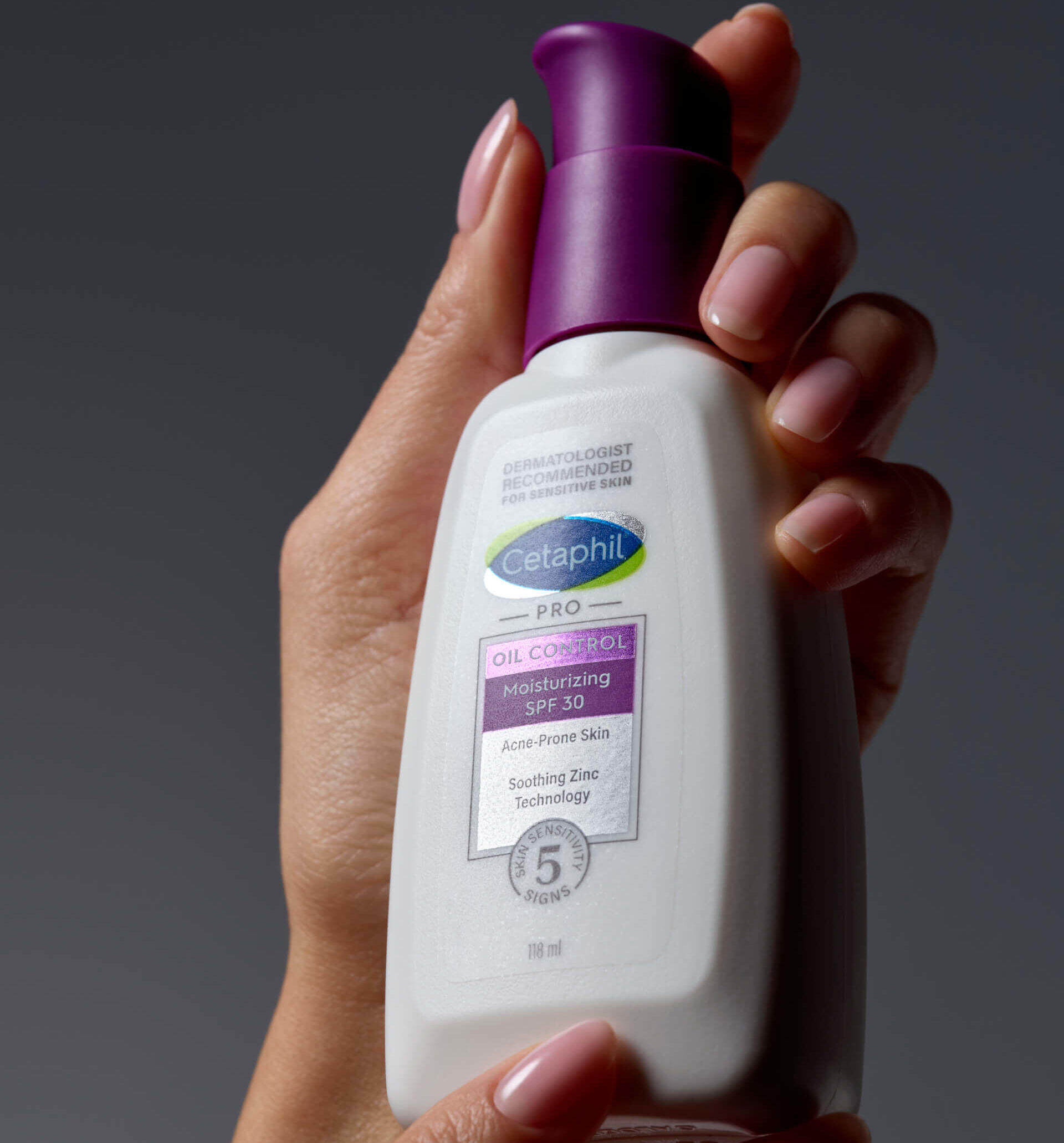 Nawilżający krem SPF30 z serii Cetaphil Oil Control.