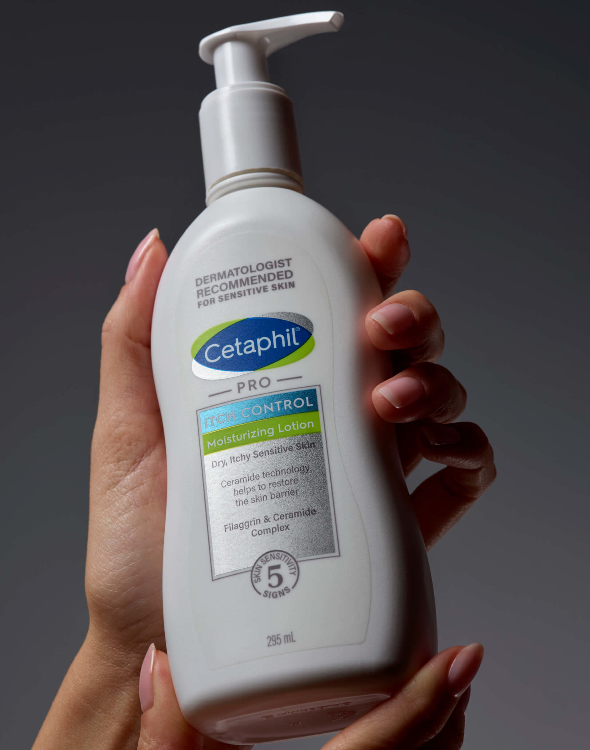 Nawilżający balsam Cetaphil z linii Itch Control trzymany w dłoniach.