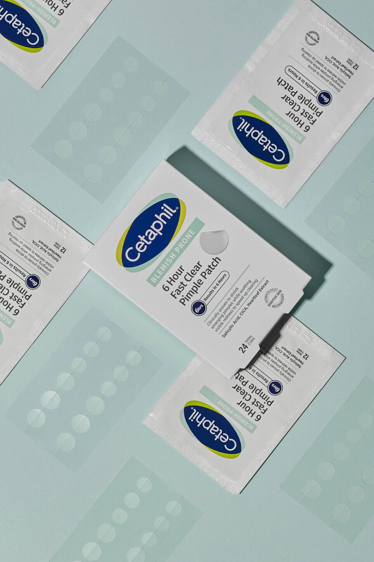 Kompozycja z opakowań i blistrów plastrów na pryszcze Cetaphil.
