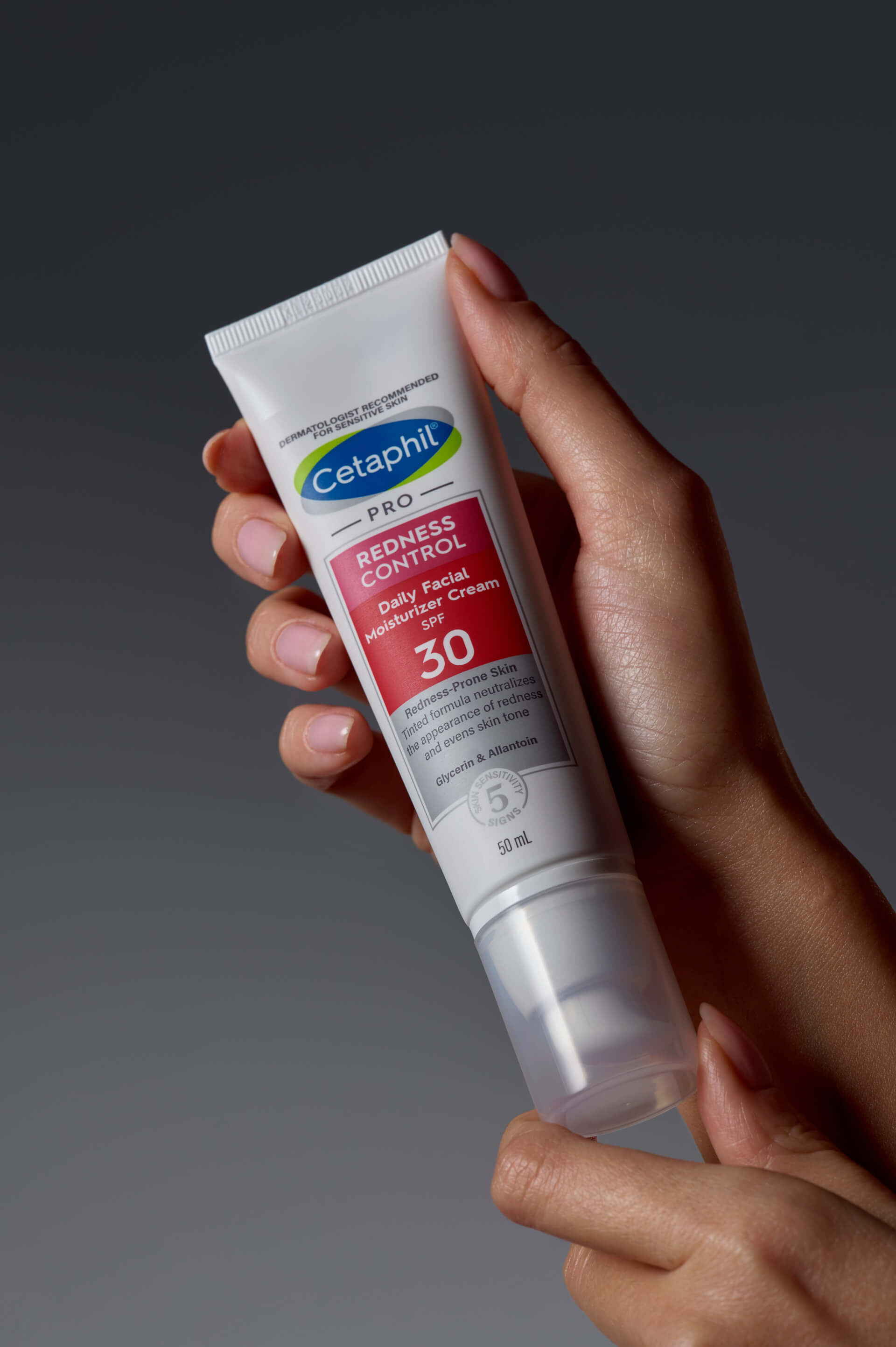 Trzymany w dłoniach krem z filtrem SPF30 marki Cetaphil.